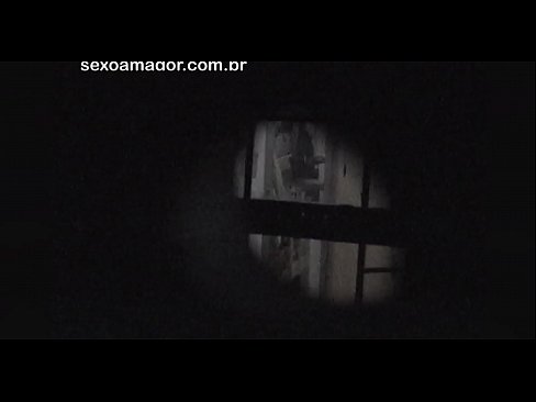 ❤️ Blondiin saab salaja videolevi naabruskonna voyeuri poolt peidetud õõnsate telliskivide taha peidetud ❤️ Pornovideo at et.hentaizm.ru ❤